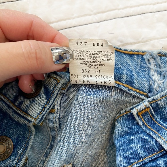 Vintage 1998 Levi’s Button Front Denim Jean Skirt Blue size 26 waist or size 2 - Picture 5 of 8